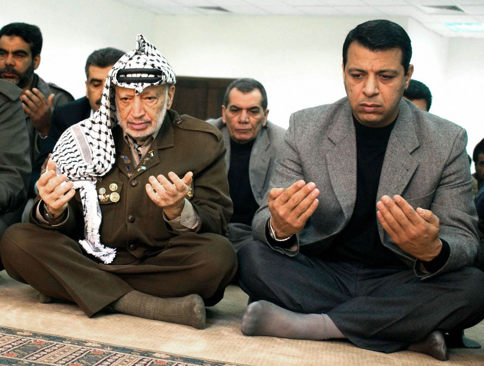 القائد محمد دحلان مع الزعيم الراحل ياسر عرفات